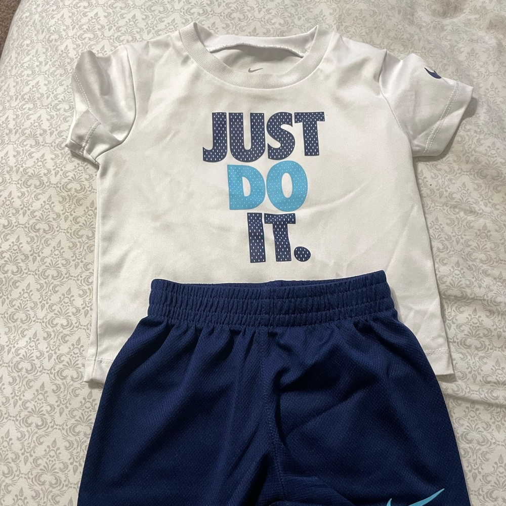 Nike Set For Toddlers boys Size 18M.